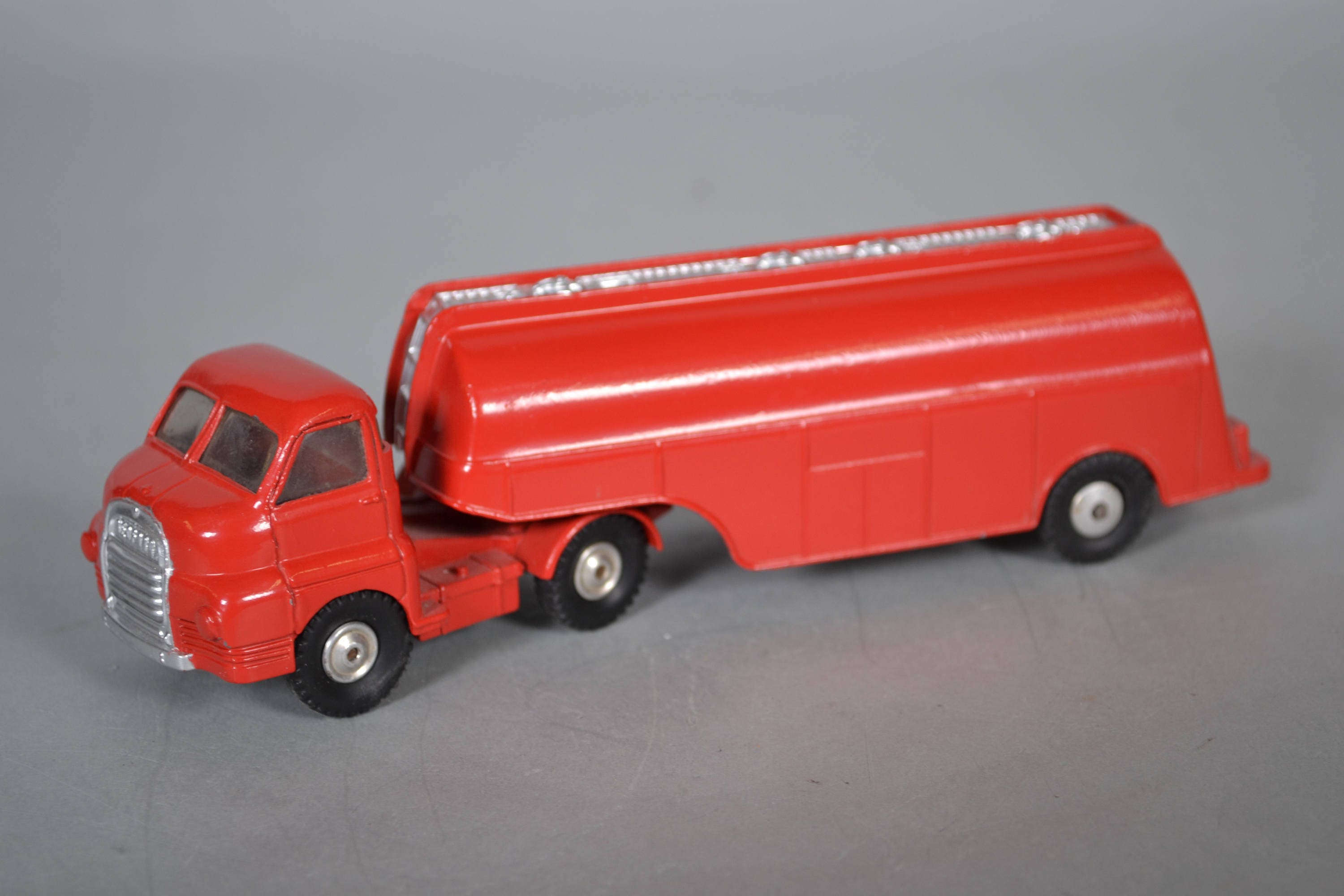 Corgi N°1110 – Big Bedford Tractor Unit MOBILGAS Camion Citerne Rouge