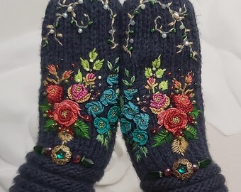 Grey  Gloves wiht Embroidery,  natural stones,  parels.  Original exclusive model.