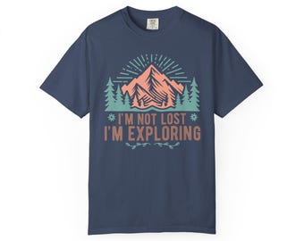 Camiseta de aventurero, camiseta gráfica unisex, ropa de senderismo, regalo para amantes de la naturaleza, camiseta de camping, moda de viaje.