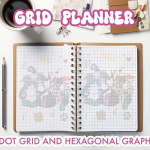 Puede incluir: Una libreta de espiral marrón y blanca con una página blanca abierta. La página tiene una cuadrícula de puntos y un gráfico hexagonal. El texto "GRID PLANNER" está en la parte superior de la página en letras rosas. El texto "DOT GRID AND HEXAGONAL GRAPH" está en la parte inferior de la página en letras rosas.