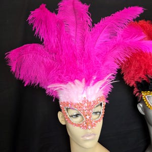 Pequeno enfeite de cabeça de carnaval com máscara de strass – Adorno de cabeça de showgirl com penas de avestruz – Fantasia para o Festival de Samba Mardi Gras – Feito à mão nos EUA imagem 5