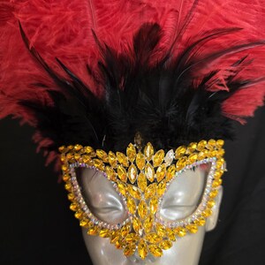 Pequeno enfeite de cabeça de carnaval com máscara de strass – Adorno de cabeça de showgirl com penas de avestruz – Fantasia para o Festival de Samba Mardi Gras – Feito à mão nos EUA imagem 3
