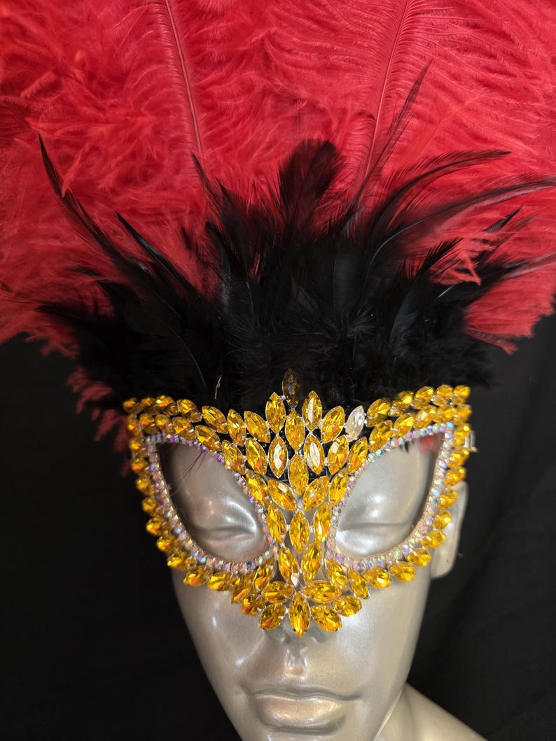 Pequeno enfeite de cabeça de carnaval com máscara de strass – Adorno de cabeça de showgirl com penas de avestruz – Fantasia para o Festival de Samba Mardi Gras – Feito à mão nos EUA imagem 3
