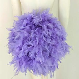Puede incluir: Una falda de plumas de color lavanda. La falda est&aacute; hecha de plumas suaves y esponjosas y es perfecta para agregar un toque de fantas&iacute;a a cualquier atuendo.