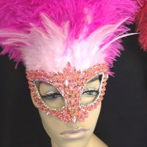 Pequeno enfeite de cabeça de carnaval com máscara de strass – Adorno de cabeça de showgirl com penas de avestruz – Fantasia para o Festival de Samba Mardi Gras – Feito à mão nos EUA imagem 2