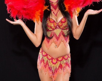 Traje Kali Vermelho Laranja Amarelo e Dourado