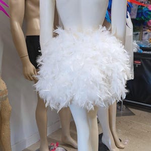 Biała szersza prosta ekonomiczna krynolina z piórami i wachlarzem z dumą wyprodukowana w USA BURLESKA SHOWGIRL