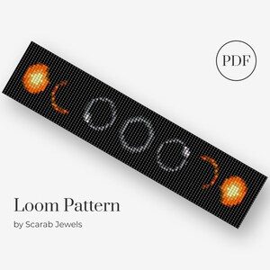 Op de afbeelding: Een weefpatroon voor een armband met een zwarte achtergrond, witte vierkanten en oranje cirkels. Het patroon is gelabeld "Loom Pattern by Scarab Jewels" en bevat een PDF-pictogram.