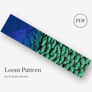 Może przedstawiać: Wzór na bransoletkę z koralików, z gradientem niebieskich, zielonych i czarnych koralików. Wzór jest oznaczony jako "Loom Pattern by Scarab Jewels".