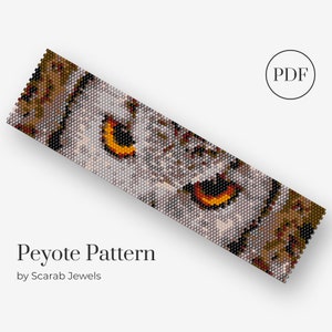 Puede incluir: Un patrón de abalorios de punto de peyote que presenta un primer plano de un ojo de búho con cuentas naranja y amarillas. El patrón está disponible para descargar en PDF. "Peyote Pattern" y "by Scarab Jewels" están impresos debajo de la imagen.