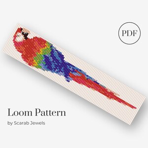 Puede incluir: Un patrón de telar colorido para un guacamayo de cuentas, con cuentas rojas, amarillas, azules y verdes. El patrón es para un brazalete o marcapáginas de telar. El patrón está disponible para descargar en PDF.