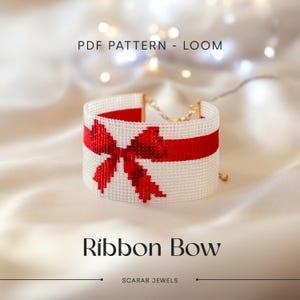 Könnte beinhalten: Weißes Loom-Armband mit einem roten Schleifen-Design. Das Armband ist aus Perlen gefertigt und hat einen goldenen Verschluss. Der Text "PDF PATTERN - LOOM" und "Ribbon Bow" ist auf dem Bild zu sehen. Der Text "SCARAB JEWELS" ist ebenfalls auf dem Bild zu sehen.