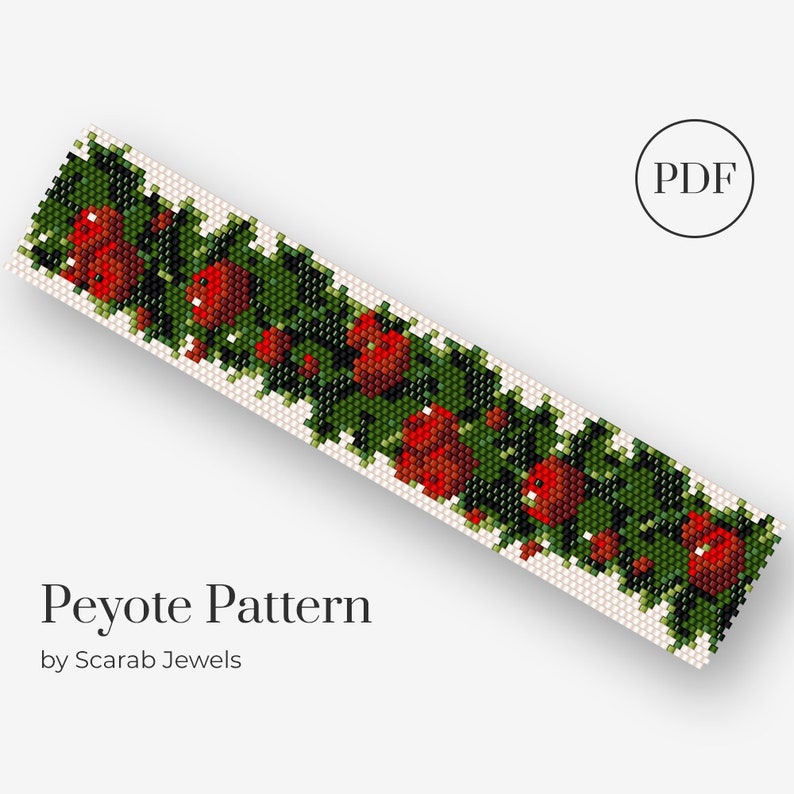 Peut inclure: Un motif de tissage de perles en point de peyote avec un motif de houx rouge et vert. Le motif est destin&eacute; &agrave; un bracelet ou &agrave; un autre projet. Le motif est disponible en t&eacute;l&eacute;chargement PDF. Le texte "Peyote Pattern" et "by Scarab Jewels" est inclus dans l'image.