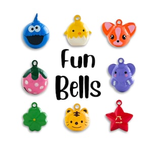 Può includere: Un set di otto campanelle colorate con vari disegni di animali e personaggi dei cartoni animati. Le campanelle sono etichettate "Fun Bells".