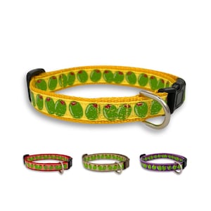 Puede incluir: Un conjunto de tres collares para perros con un patrón de aceitunas verdes. Los collares son amarillos, rojos y morados.