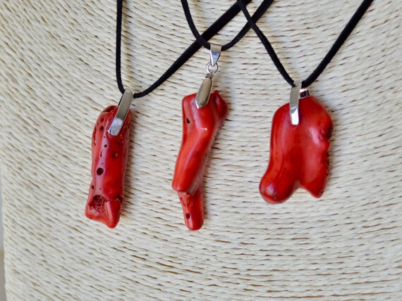 Collier Plastron En Perles De Bambou De Mer Rouge - Forme Piments, Longueur 51-55 Cm, Occasion
