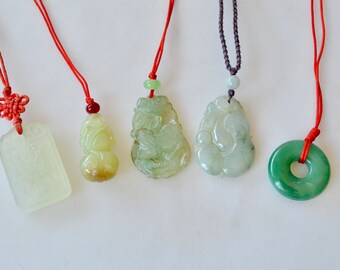 Handskuret jadehänge: Orientalisk ädelstensamulett