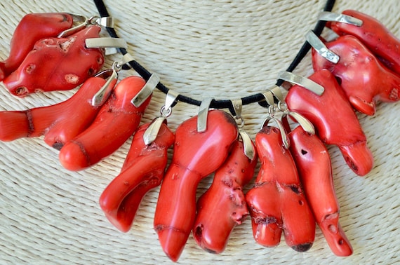 Collier Plastron En Perles De Bambou De Mer Teinté Rouge - Forme Piments - Longueur 51-55 Cm