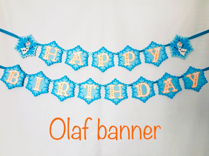 Pu&ograve; includere: Uno striscione blu e bianco di "Buon Compleanno" con ritagli a forma di fiocco di neve. Le lettere sono arancioni e bianche e lo striscione include un'immagine di Olaf. Il testo "Olaf banner" &egrave; scritto in arancione sotto.