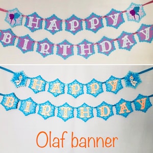 Pu&ograve; includere: Due striscioni di compleanno con ritagli a forma di fiocco di neve. Lo striscione superiore ha lettere viola e bianche che compongono "HAPPY BIRTHDAY" su un nastro rosa. Lo striscione inferiore ha lettere blu e arancioni che compongono "HAPPY BIRTHDAY" su un nastro blu. Il testo "Olaf banner" &egrave; scritto in arancione.