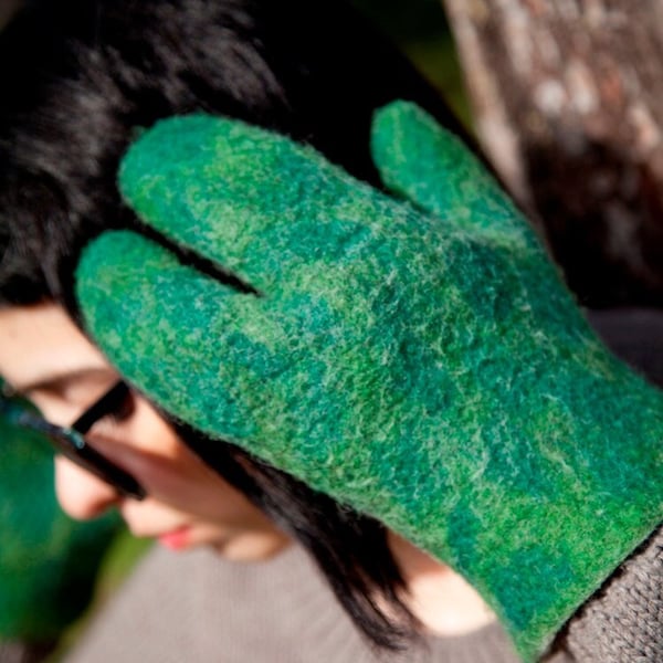 Three finger felt gloves, Green wool glove, Wool mittens for women, Hand warmers, Woodland costume, Pixie Cuff, Fantasy costume, Art to wear