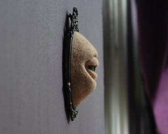 Arte de pared de fieltro con ojos 3D, obra de arte de lana texturizada, decoración de pared moderna de Halloween esculpida, escultura de fieltrado con aguja sobre marco redondo de latón