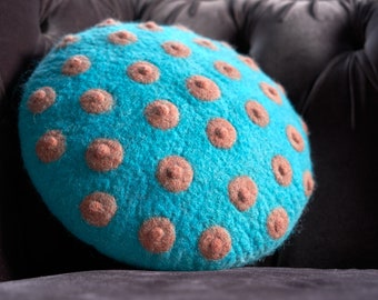 Almohada redonda de fieltro hecha a mano en azul agua, decoración del hogar en color pastel, cojín con pezones, regalo de inauguración de la casa natural, diseño y textura únicos