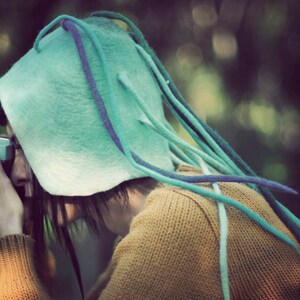 Tale green felt hat with dreads, Unique handmade cap, Crazy festival costume, Rave fantasy outfit, Cosplay forest accessory, Hunter headgear