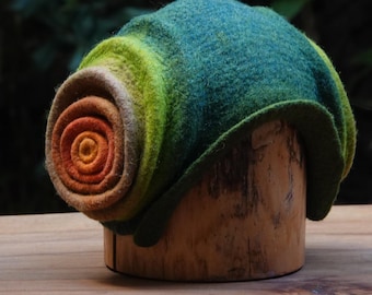 Sombrero único de fieltro verde con curvas orgánicas, sombrero de espiral natural de otra dimensión, regalo perfecto para personas audaces, valientes y extraordinarias.