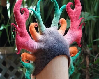 Corona de espíritu del bosque, sombrero de ciervo cósmico, diseño inusual para fiestas y rituales, criatura onírica, tocado de asta psicodélica, tentáculos de cuerno vibrantes.