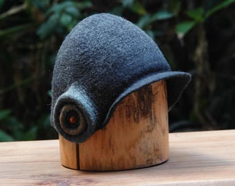 Sombrero de fieltro gris oscuro, ala plegable y orejeras únicas, regalo inigualable para sus seres queridos, accesorio artístico de moda y poco común, arte para llevar.
