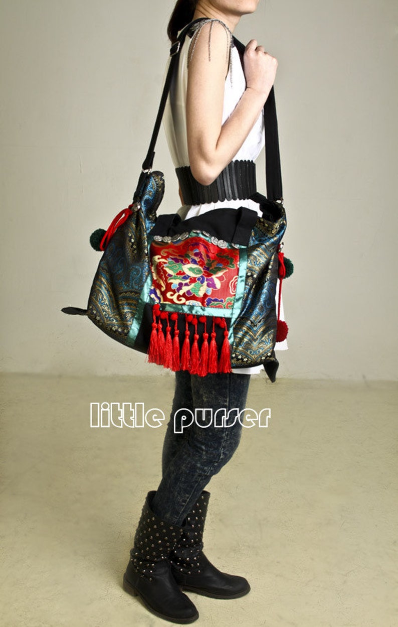 Hand Made bag Embroidery Tote BagObliquely across the bagCasual bagsFashion bagTravel packageDual-purpose bagShop tote bagWomen bag