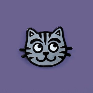 Grau getigerte Katze Emaille Pin | Süßer Pin | Geschenk für Katzenliebhaber | Jeansjacke Pin | Rucksack Pin | Katzenmama Geschenk | Süße Katze | Graue Katze | Katzen Anhänger