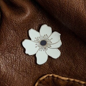 Magnolia Anemone Flower enamel pin, poppy flower pin, flower enamel pin, Mother’s Day gift idea, flower bridesmaid pin
