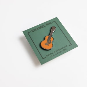 Épingle en émail pour guitare acoustique Cadeau pour musicien Épingle mignonne Cadeaux guitare Cadeau musique Art musical mignon Cadeau pour professeur de musique Art de la guitare Dark