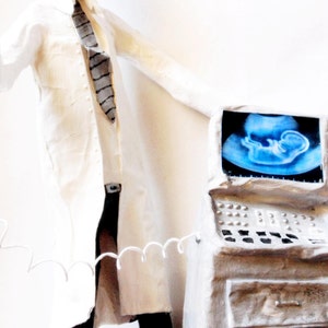 1 medico cartapesta, regalo medico, spedizione gratuita, personalizzato, gravidanza, scultura, regalo di ringraziamento, ecografista, ecografia, ultrasuoni, ginecologia. immagine 2