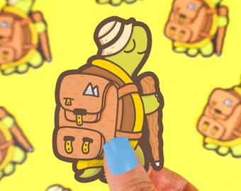 Puede incluir: Una tortuga de dibujos animados con una mochila marrón con una correa amarilla y un sombrero marrón. La tortuga lleva un palo y camina sobre un fondo amarillo.
