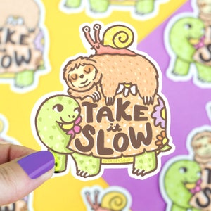 Sticker Take it slow, vinyle autocollant animal, paresseux, escargot, tortue, mignon, art, illustration, lettres manuscrites, typographie