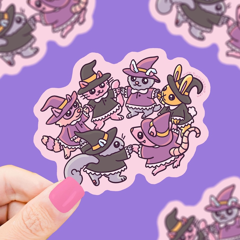 Puede incluir: Un grupo de seis animales de dibujos animados lindos vestidos de brujas, con sombreros puntiagudos y varitas m&aacute;gicas. Los animales son un gato, un conejo, una ardilla y tres ratones. Los animales llevan todos ropa morada y rosa y est&aacute;n en c&iacute;rculo.