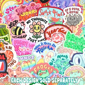 Puede incluir: Una colecci&oacute;n de pegatinas coloridas con varios dise&ntilde;os y frases, que incluyen "Protege tu paz", "Sin pensamientos", "Simplemente vibra", "Yeehaw", "Cuando llueve, deja que llueva", "Frogget", "Sigue adelante" y "Cada dise&ntilde;o se vende por separado".