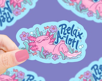 Könnte beinhalten: Ein rosa Axolotl mit geschlossenen Augen entspannt sich in einem Bett aus blauem und grünem Seegras mit rosa Blüten. Das Axolotl ist von Blasen und kleinen orangefarbenen Fischen umgeben. Der Text "Relax A-lot!" ist in blau-weißen Buchstaben über dem Axolotl geschrieben.