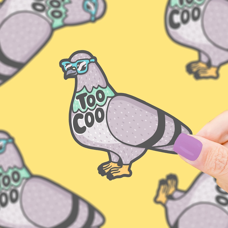 以下が含まれることがあります： 青いサングラスをかけ、ターコイズブルーと白の襟に「Too Coo」と書かれた鳩の漫画イラスト。鳩は白点のあるグレーで、黒い尻尾をしています。