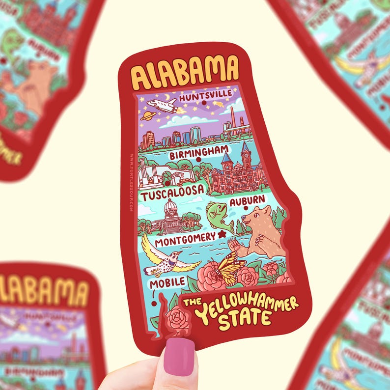 Puede incluir: Una pegatina roja y blanca con forma del estado de Alabama con una ilustraci&oacute;n de dibujos animados de las principales ciudades y monumentos del estado. La pegatina dice "Alabama, The Yellowhammer State".