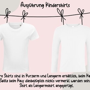 以下が含まれることがあります： 洗濯ロープにかけられた白いTシャツが2枚。左側のTシャツは半袖、右側のTシャツは長袖です。画像の上部には「Ausf&uuml;hrung Kindershirts」というテキストがあります。