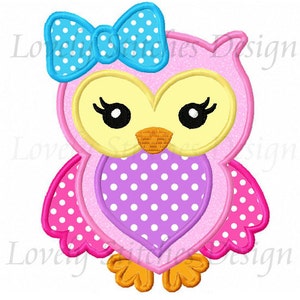 Pode incluir: Um desenho de coruja rosa com um la&ccedil;o azul com bolinhas brancas. A coruja tem olhos amarelos, um bico laranja e um peito roxo em forma de cora&ccedil;&atilde;o com bolinhas brancas. As asas s&atilde;o rosas com bolinhas brancas.