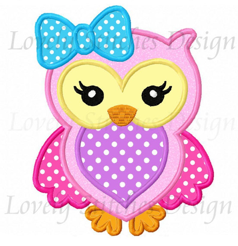 Pode incluir: Um desenho de coruja rosa com um la&ccedil;o azul com bolinhas brancas. A coruja tem olhos amarelos, um bico laranja e um peito roxo em forma de cora&ccedil;&atilde;o com bolinhas brancas. As asas s&atilde;o rosas com bolinhas brancas.