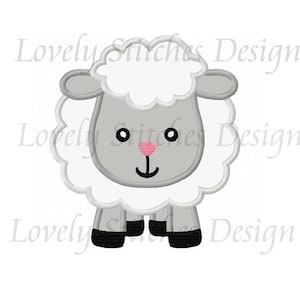 Puede incluir: Ilustración de dibujos animados de una oveja con cabeza y cuerpo de lana blanca esponjosa, cara, orejas y patas grises. La oveja tiene ojos negros, nariz rosa y boca negra sonriente. El texto "Lovely Stitches Design" está en el fondo.