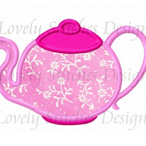 Peut inclure: Une théière rose avec un motif floral blanc et un couvercle rose. La théière a un bec courbé et une poignée.