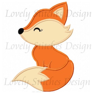 Könnte beinhalten: Illustration eines Cartoon-Fuchses in Orange, Creme und Schwarz. Der Fuchs sitzt mit geschlossenen Augen, im Hintergrund steht der Text "Lovely Stitches Design".