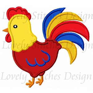 Puede incluir: Diseño bordado de un gallo rojo con pico y barbilla amarillos. El gallo tiene una cola colorida con plumas rojas, amarillas y azules.